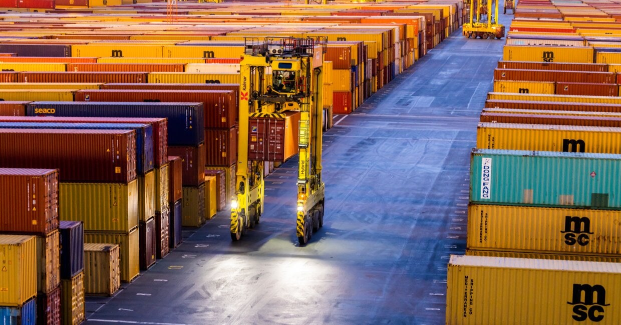 Straddle Carriers for container handling: What you need to know