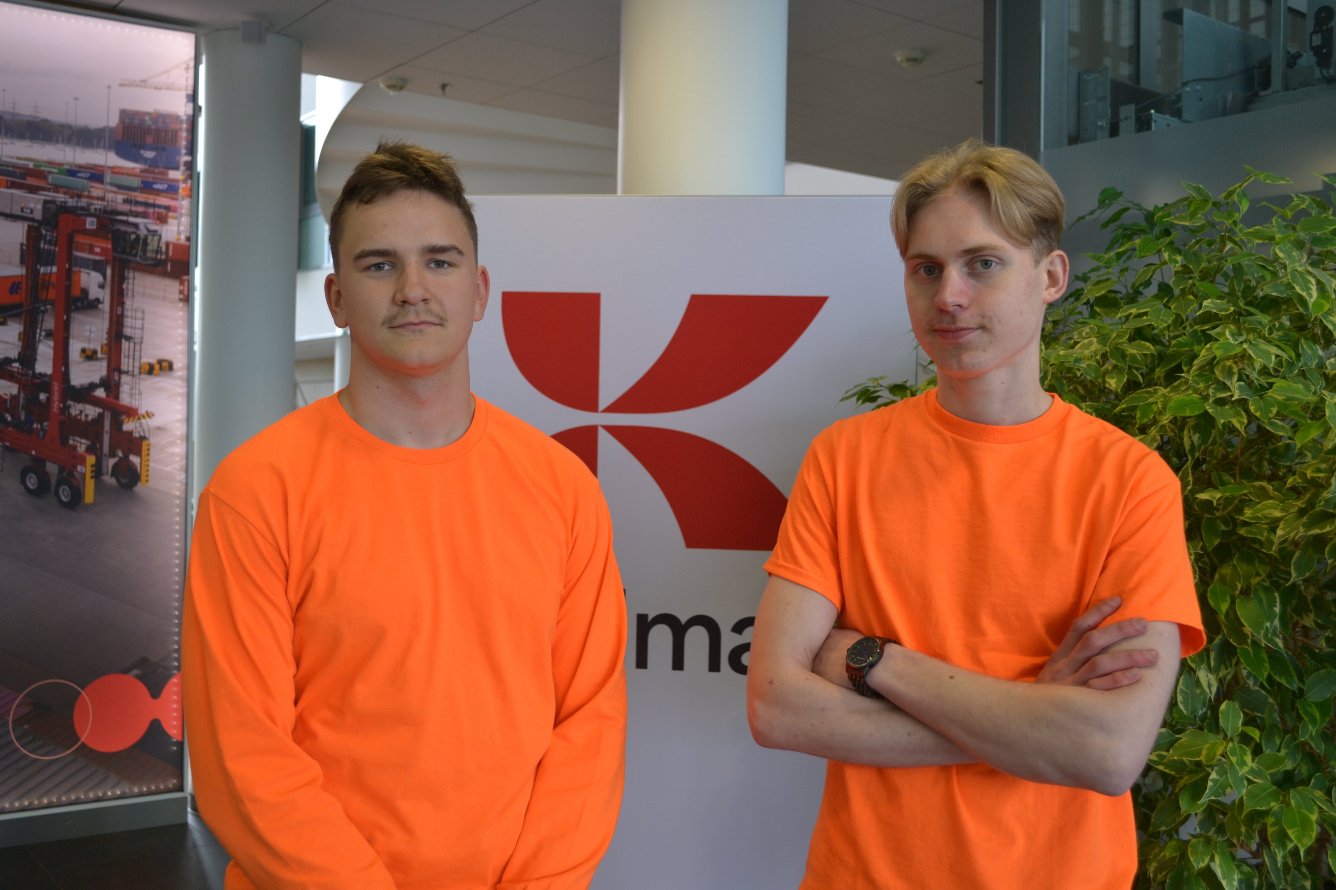 Article 4th picture_ Olli ja Pauli kyltin edess&auml;.jpg