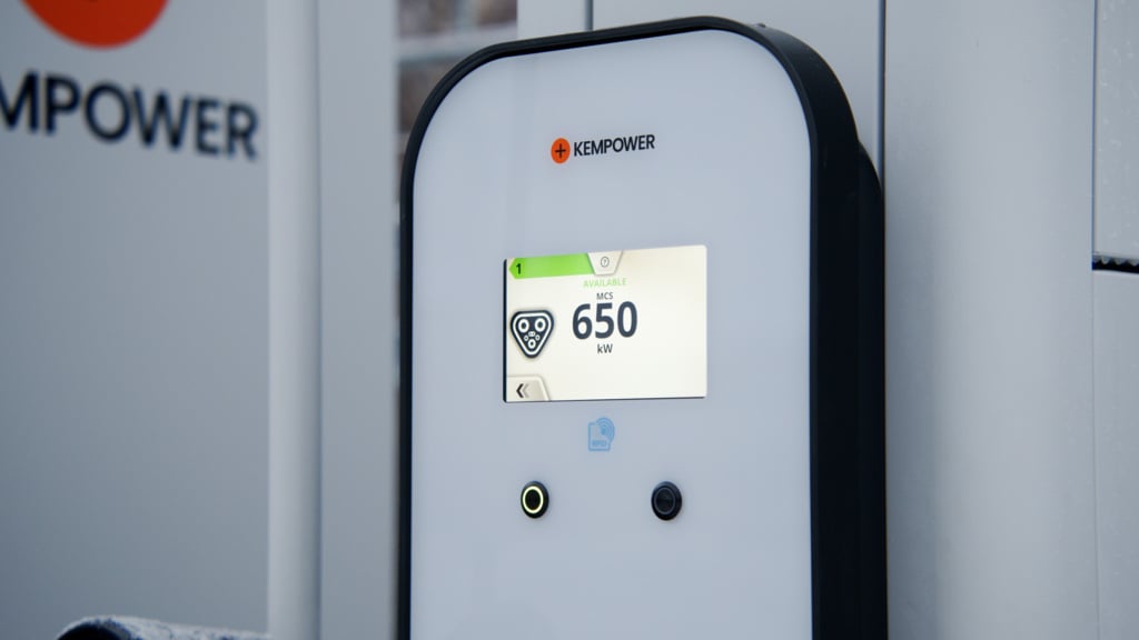 Megawatt Charging System - Charging panel 6144x3456_2025-12-05.jpg